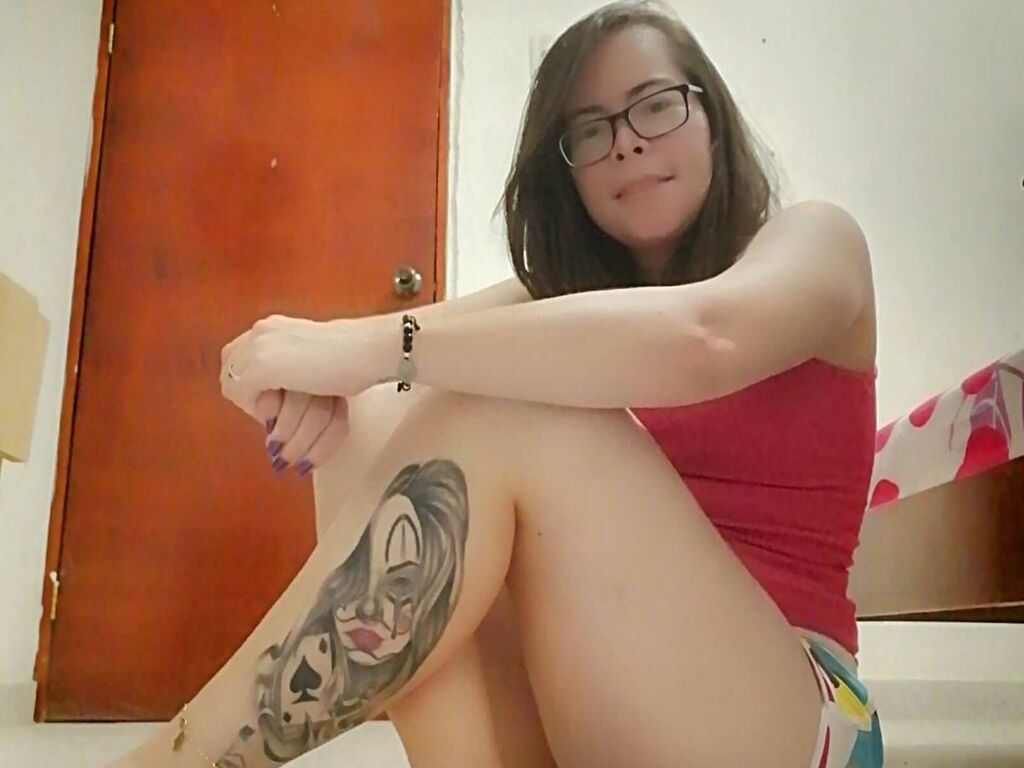 LuisaRoberts webcam amature pussy cam