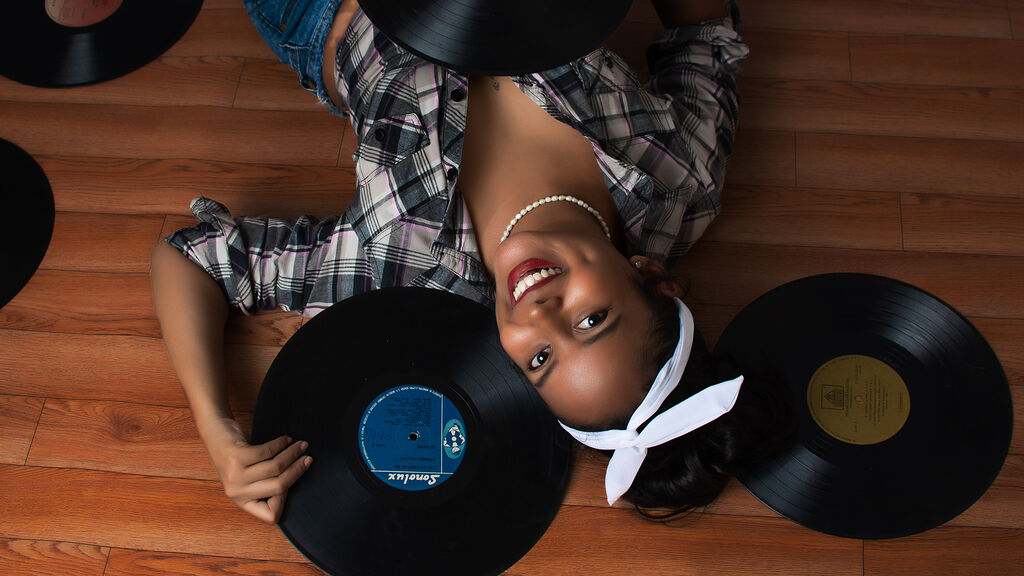 EmmiSans online on GirlsOfJasmin