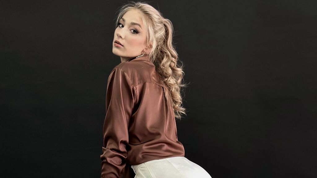 KarolinaMelt online on GirlsOfJasmin