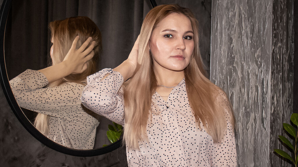 MonicaFuller online on GirlsOfJasmin