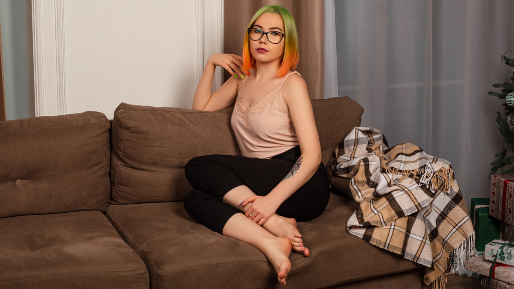 EluneAdore online on GirlsOfJasmin