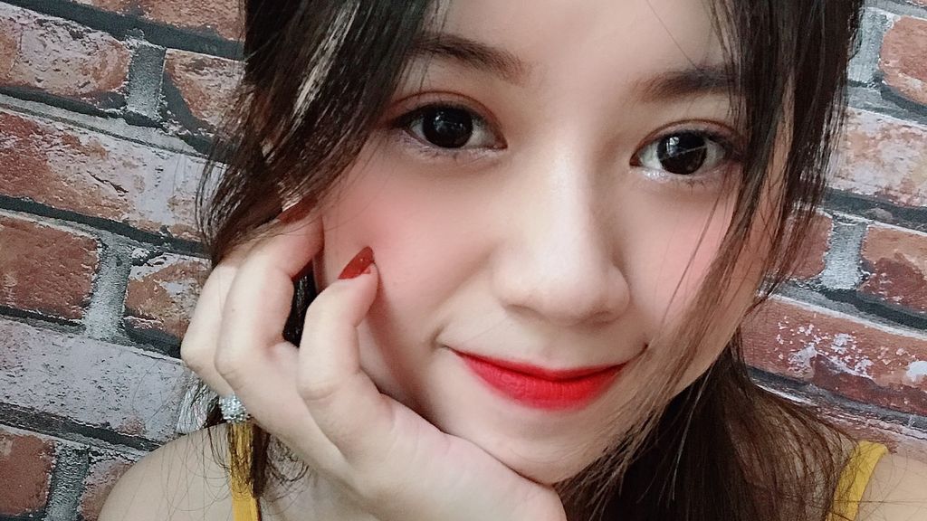 JulyThompson online on GirlsOfJasmin